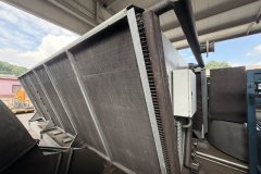 Wymiennik lamelowy dry coolera NDV z kolektorami miedzianymi i skrzynką sterowniczą wentylatorów