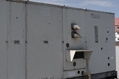 Sekcja grzewcza gazowa rooftopa York: wylot spalin, czerpnia powietrza i przyłącze gazu