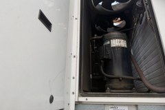 Otwarta komora rooftopa Lennox: wentylatory osiowe, sprężarka i wężownica wymiennika