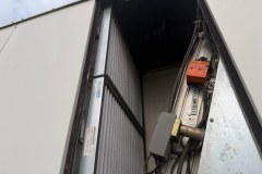 Filtry powietrza i siłownik przepustnicy w komorze mieszania rooftopa Lennox