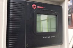 Panel sterownika Trane Adaptive Control na obudowie chillera