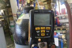 Analizator Testo podłączony do instalacji podczas pomiarów serwisowych