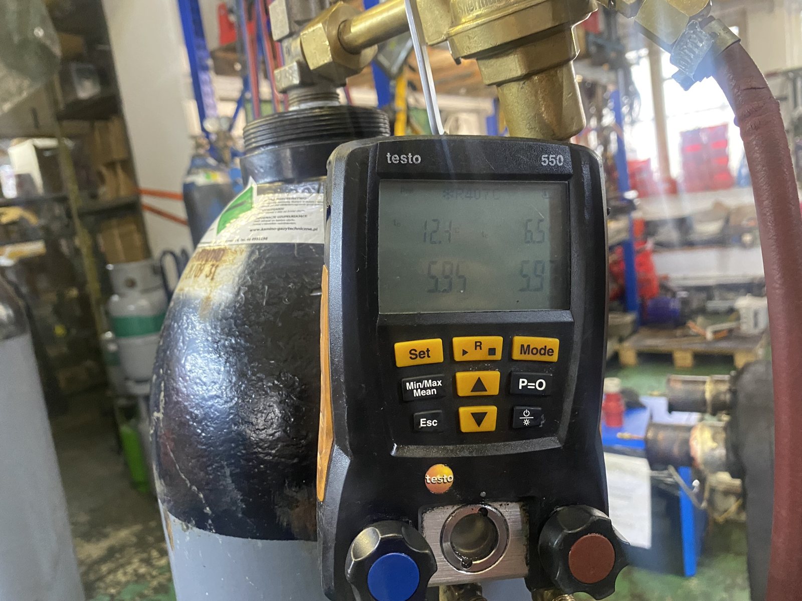 Analizator Testo podłączony do instalacji podczas pomiarów serwisowych